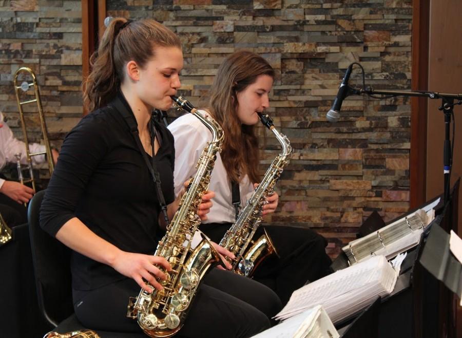 Junior Samantha Cominelli (left) and senior Kayleigh Crabb (right) rehearse at the Shalin Liu before their concert. 