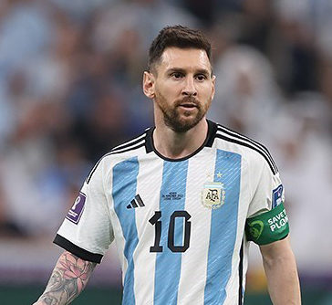 Lionel-Messi-Argentina-2022-FIFA-World-Cup_(cropped)