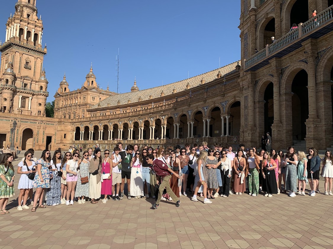 A group photo before a day of sight seeing  in Plaza de Espana 