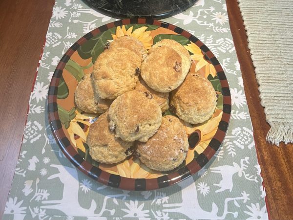 Freshly baked scones, ready to eat, served on a ceramic plate. 