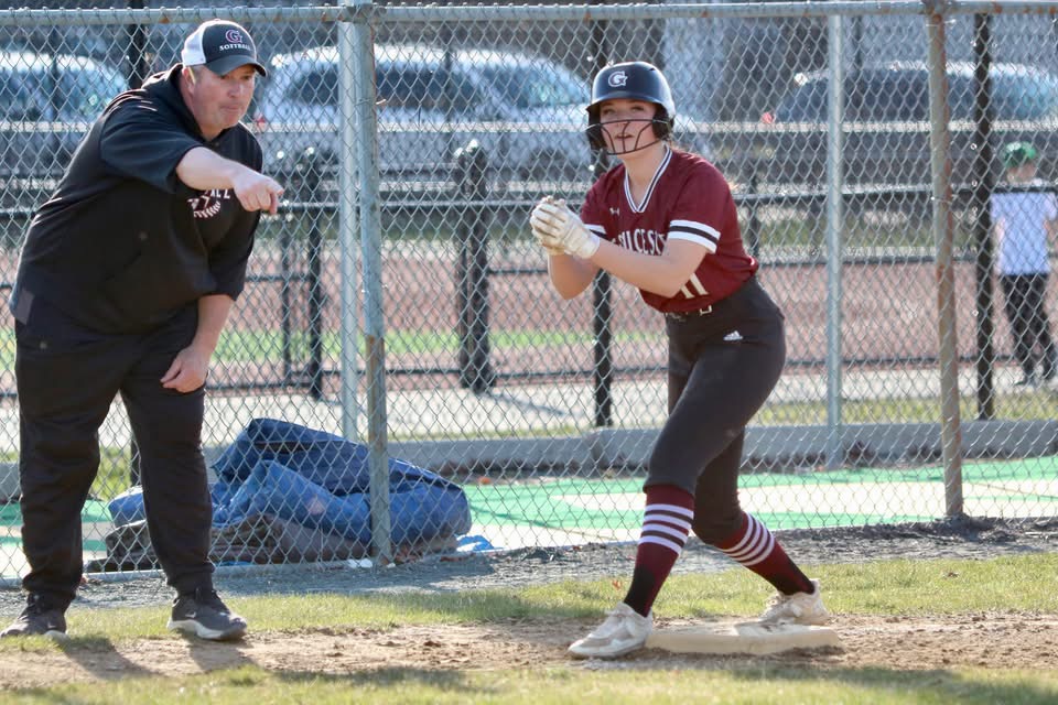 Kaiya Mineo prepares before the pitch on third base.
